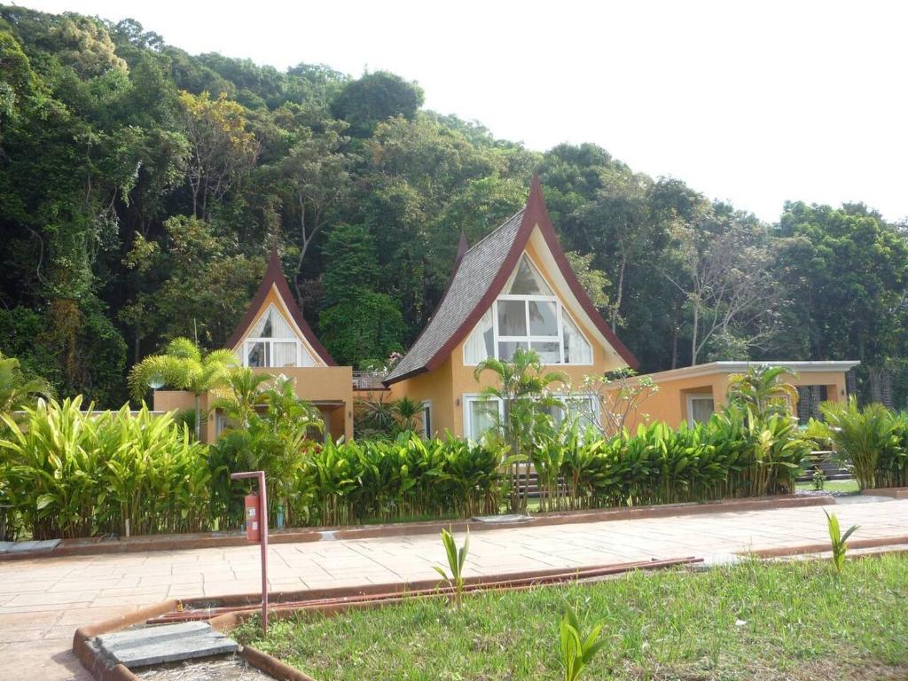 uma casa ao lado de uma montanha em Villa BanRomYen 50AB SiamRoyalView 70mtrs to Beach em Ko Chang