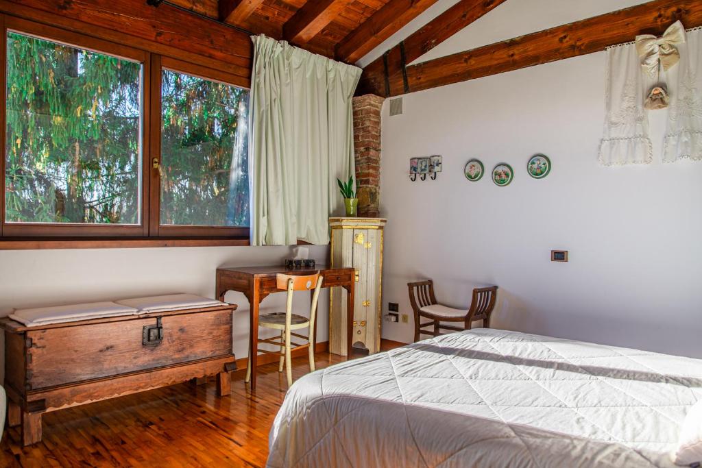 San Michele的住宿－Rosy25，一间卧室配有一张床、一张桌子和一张桌子