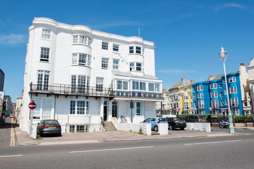 Gallery image of Direct Sea Views Seafront Location & Free Parking in Brighton & Hove