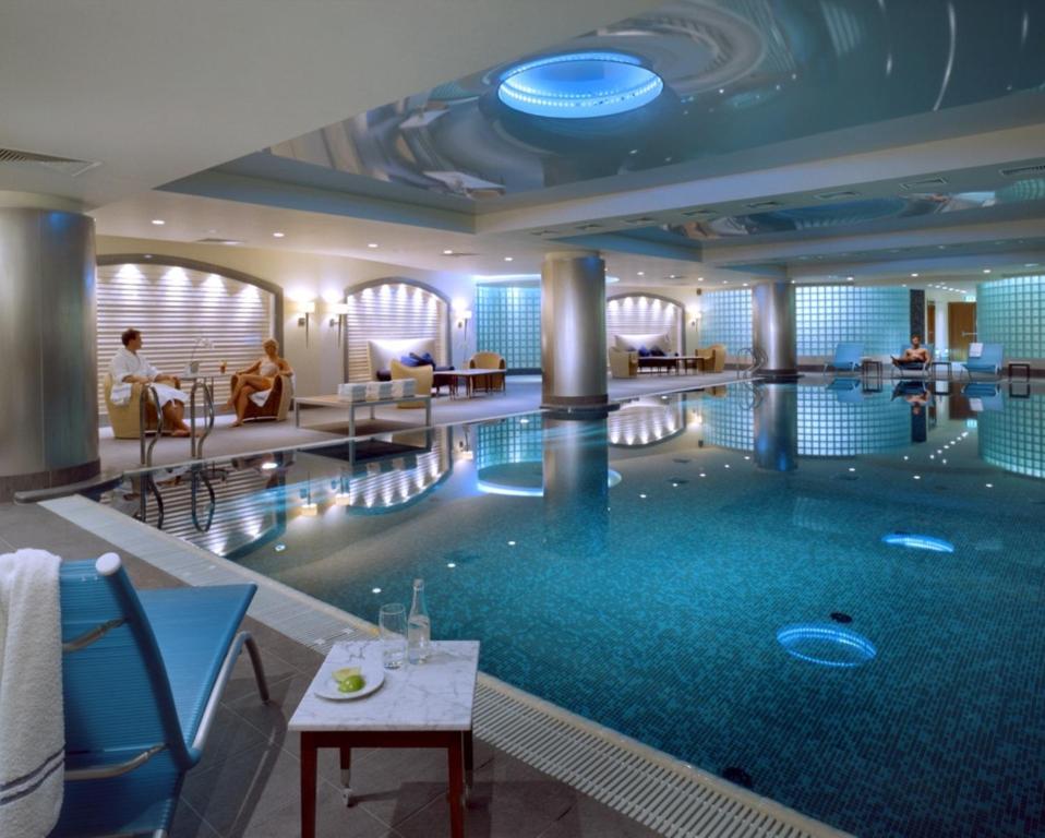 une piscine sur un bateau de croisière avec un hall d'hôtel dans l'établissement Regent Warsaw Hotel, à Varsovie