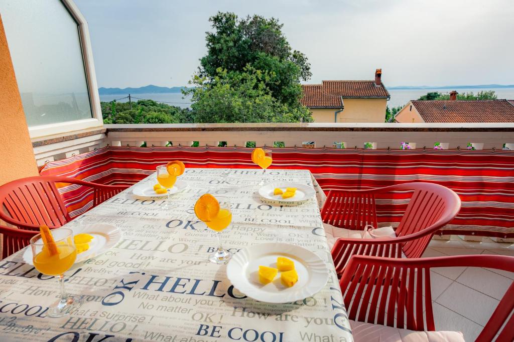 uma mesa com pratos de comida numa varanda em Villa Brucker em Kožino