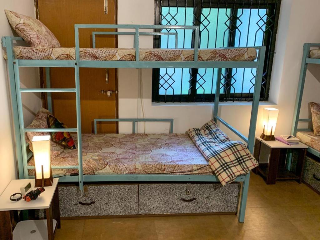 Postel nebo postele na pokoji v ubytování ROOTSVILLA VAGATOR - Longstays, Coworking Backpacker's Hostel