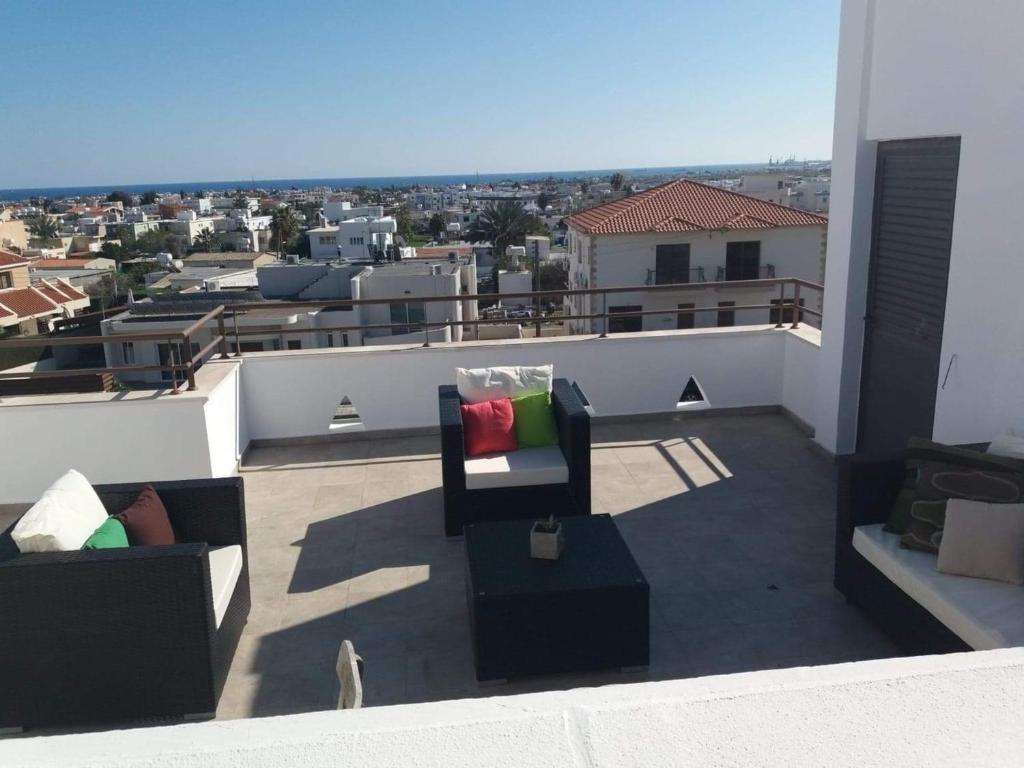 balcón con sillas y vistas a la ciudad en Beautiful and modern apartment in Oroklini Cyprus, en Oroklini