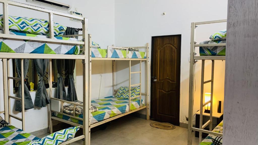 Postel nebo postele na pokoji v ubytování ROOTSVILLA VAGATOR - Longstays, Coworking Backpacker's Hostel
