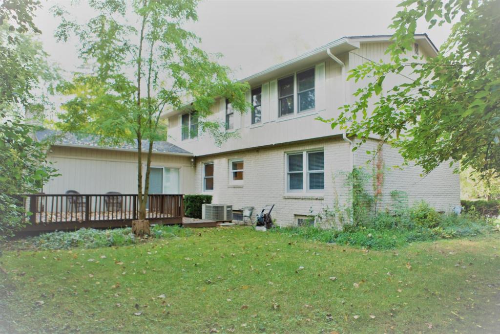 Villa Patricia surrounded by trees, Bloomfield Hills (updated prices 2024)