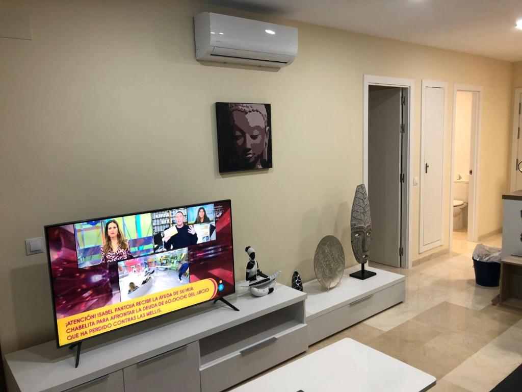 Moderno Apartamento en Primera línea Paseo Marítimo Fuengirolaにあるテレビまたはエンターテインメントセンター