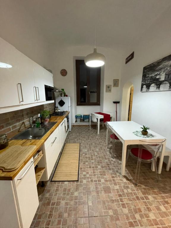 A kitchen or kitchenette at Appartamento Stazione Termini