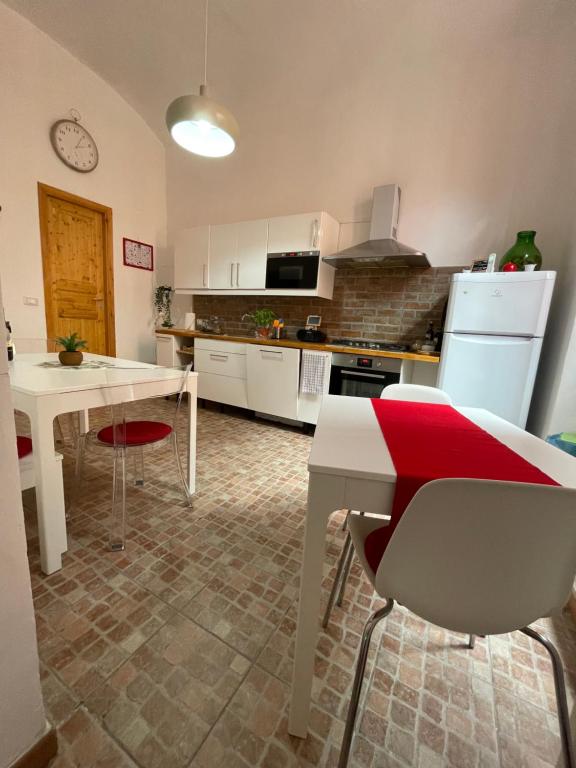 A kitchen or kitchenette at Appartamento Stazione Termini