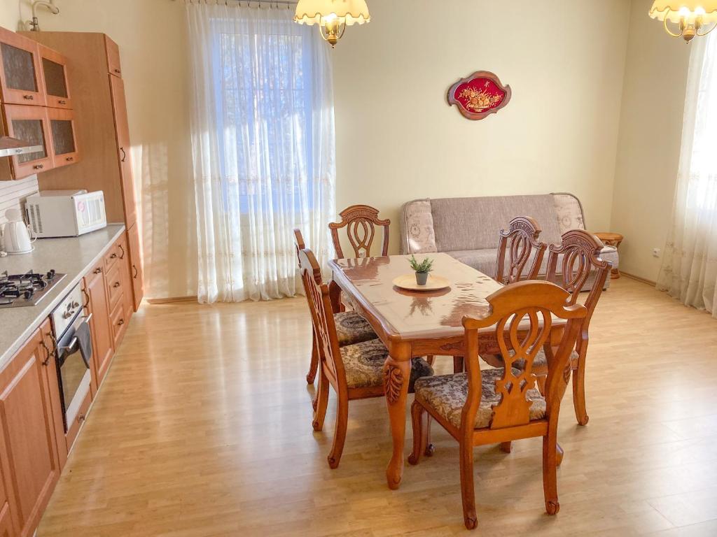 スヴェトロゴルスクにあるSunny Svetlogorsk 6のキッチン(テーブル、椅子付)
