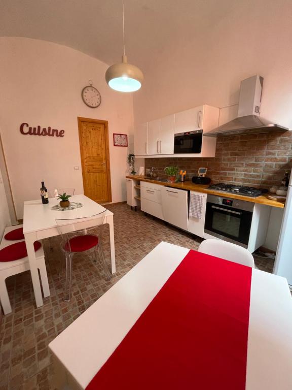 A kitchen or kitchenette at Appartamento Stazione Termini