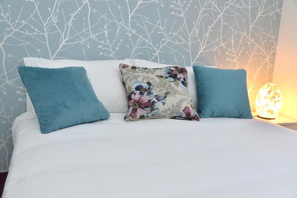 - un lit blanc avec 3 oreillers dans l'établissement Zlatibor Hills Zeus, à Zlatibor