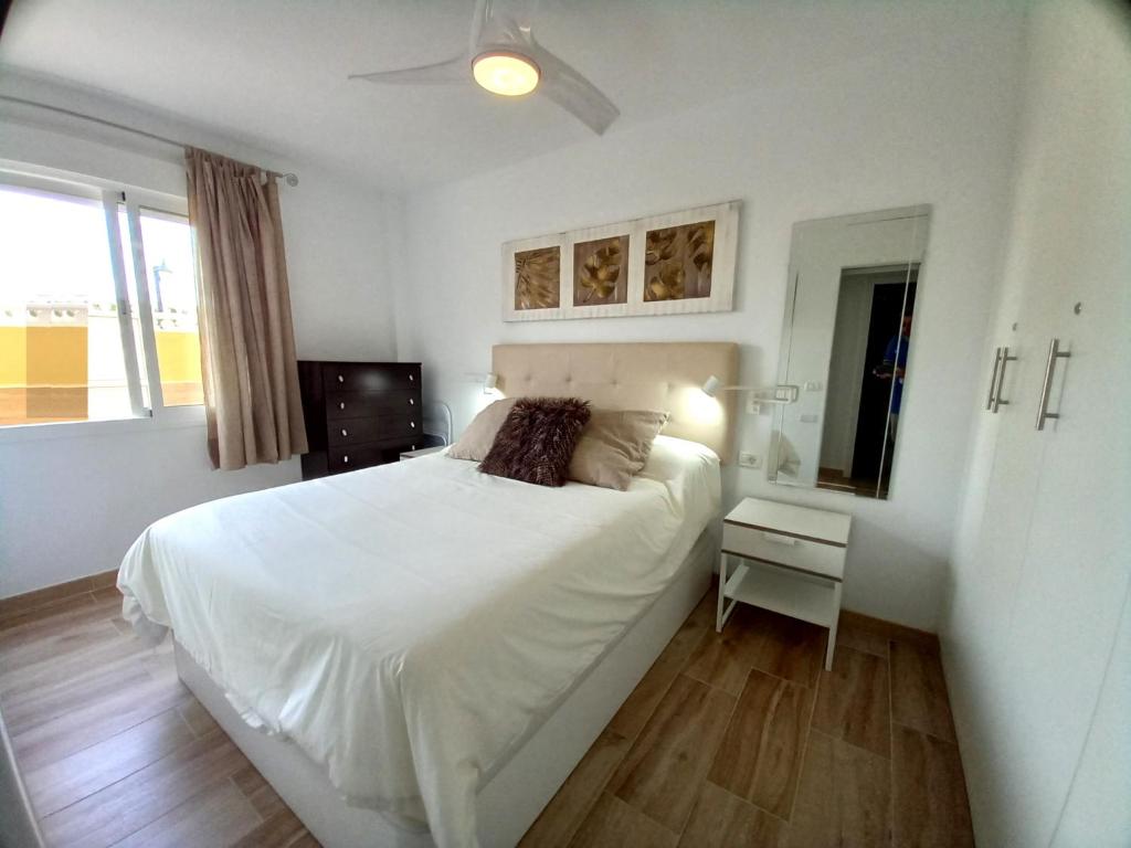 Postel nebo postele na pokoji v ubytování Apartamentos Medano - Lagos de Miramar Deluxe