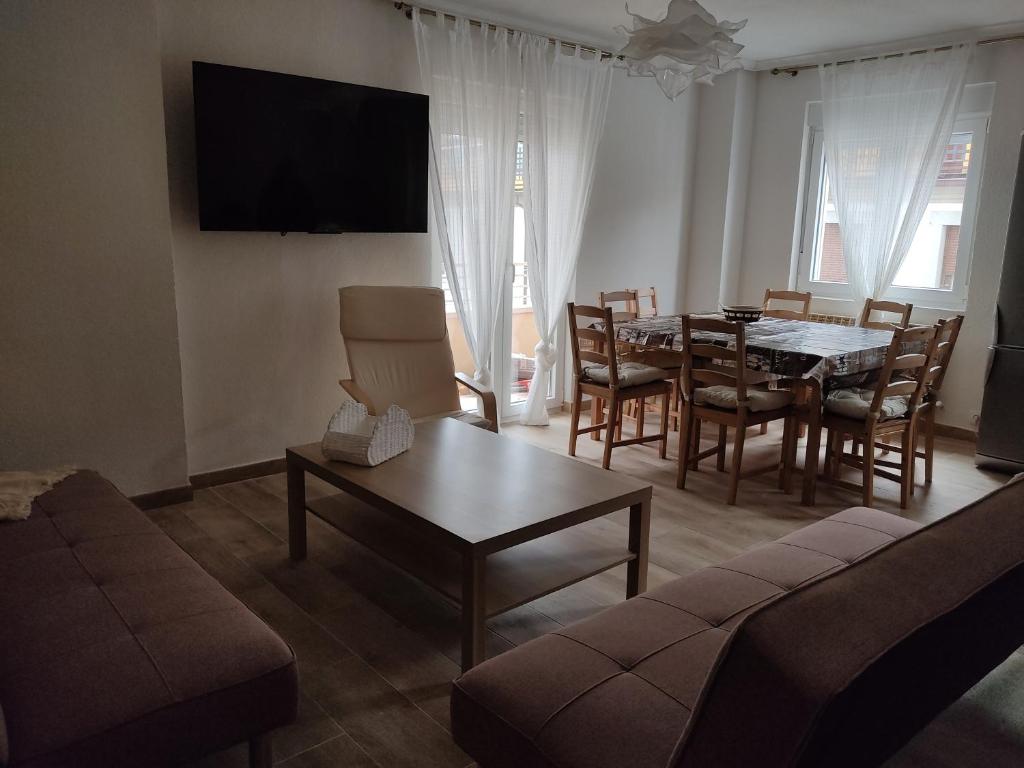 ein Wohnzimmer mit einem Tisch und einem Esszimmer in der Unterkunft Mi Piso en Béjar in Béjar