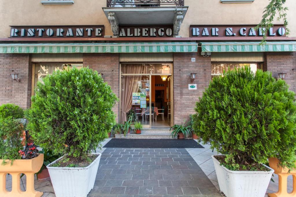 einen Laden mit zwei Bäumen davor in der Unterkunft Hotel Ristorante San Carlo in Salsomaggiore Terme