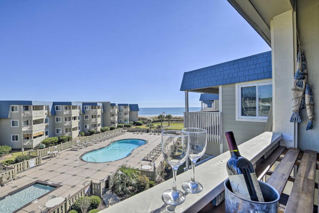 un balcón con copas de vino y vistas al océano en Bright North Myrtle Beach Condo - Steps to Beach!, en Myrtle Beach
