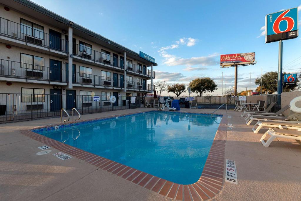 Bazén v ubytování Motel 6-San Antonio, TX - West SeaWorld nebo v jeho okolí