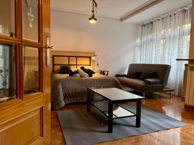 - un salon avec un lit et une table basse dans l'établissement Mirador La Paz, à Logroño