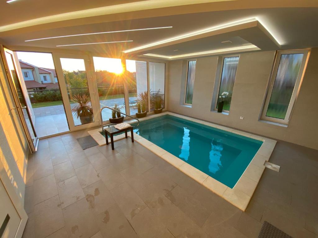 Bazén v ubytování MAGNOLIA Room & Spa - ADULTS ONLY nebo v jeho okolí