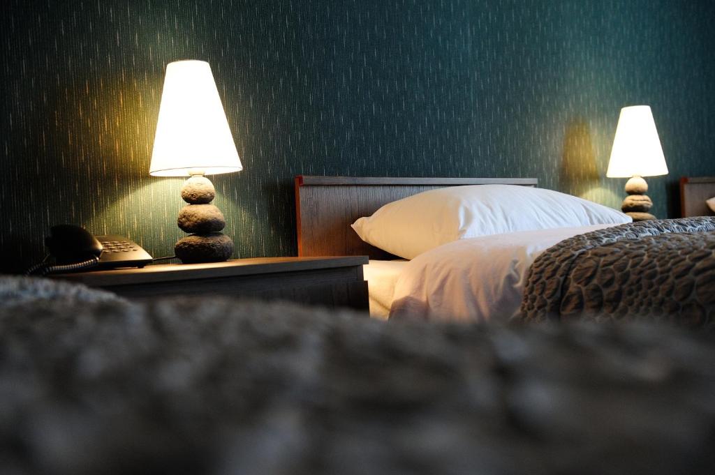 1 dormitorio con 1 cama y 2 lámparas en las mesas en Hotel Darchi, en Tiflis