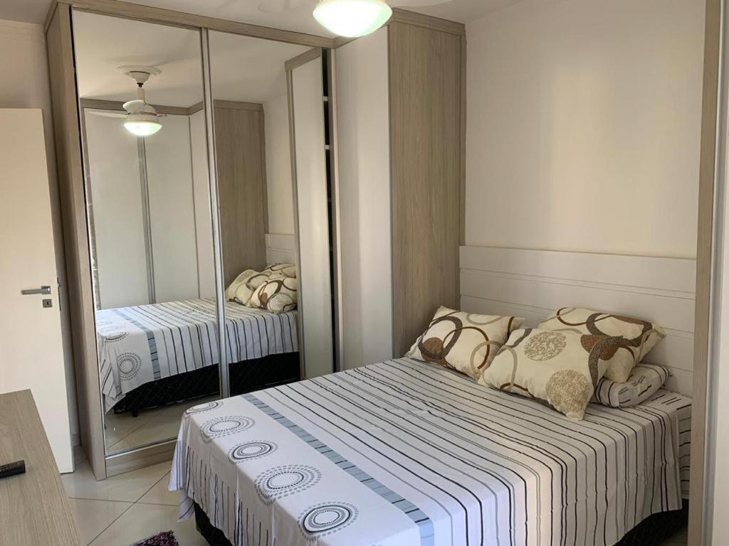 ein Schlafzimmer mit einem Bett und einem großen Spiegel in der Unterkunft #Apartamento completo próximo CPO , centrinho , FUNCRAF, USP ,medicina , mondelli, vitória régia ,bar da rosa , FACOP in Bauru