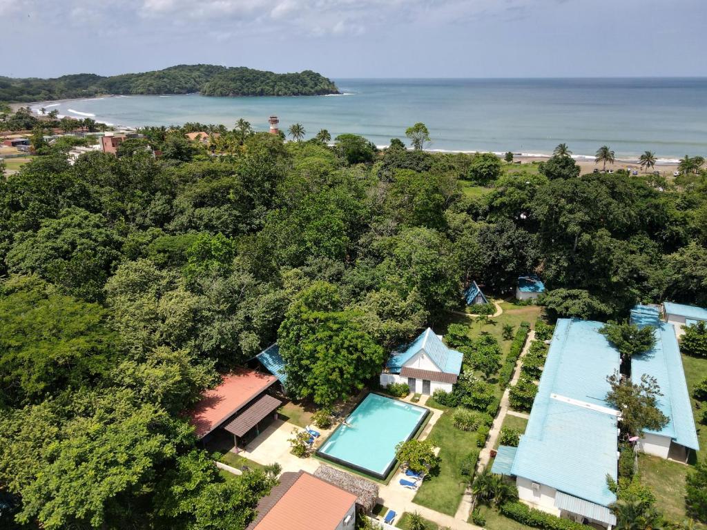 Una vista aérea de un resort con piscina y el océano. en Selina River Venao, en Playa Venao