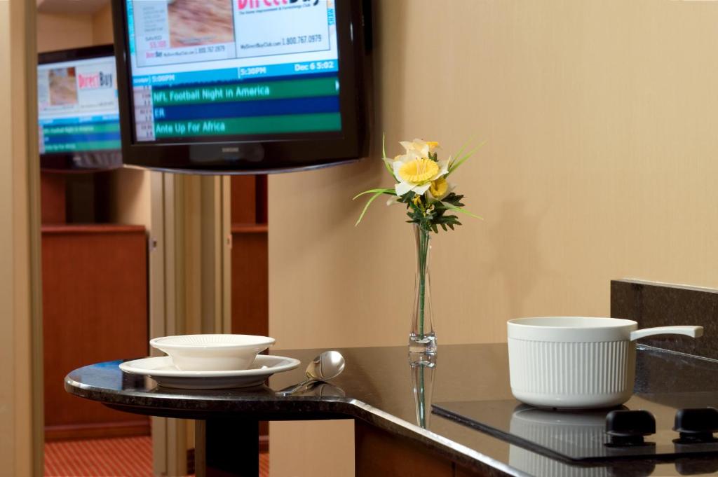 TV a/nebo společenská místnost v ubytování Merit Hotel & Suites