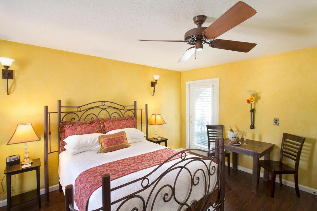 Ένα ή περισσότερα κρεβάτια σε δωμάτιο στο Lakehouse Bed and Breakfast