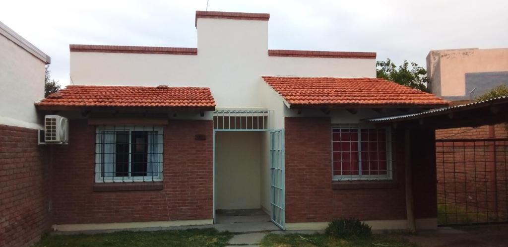 een huis met rode baksteen bij Casa dos dormitorios en excelente ubicación in San Rafael