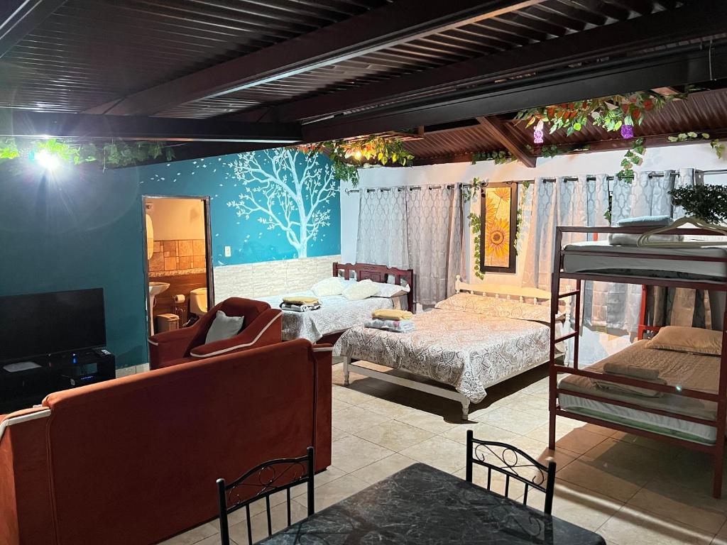 un soggiorno con divano e letto di Bambito´s Café & Hostel a Cerro Punta