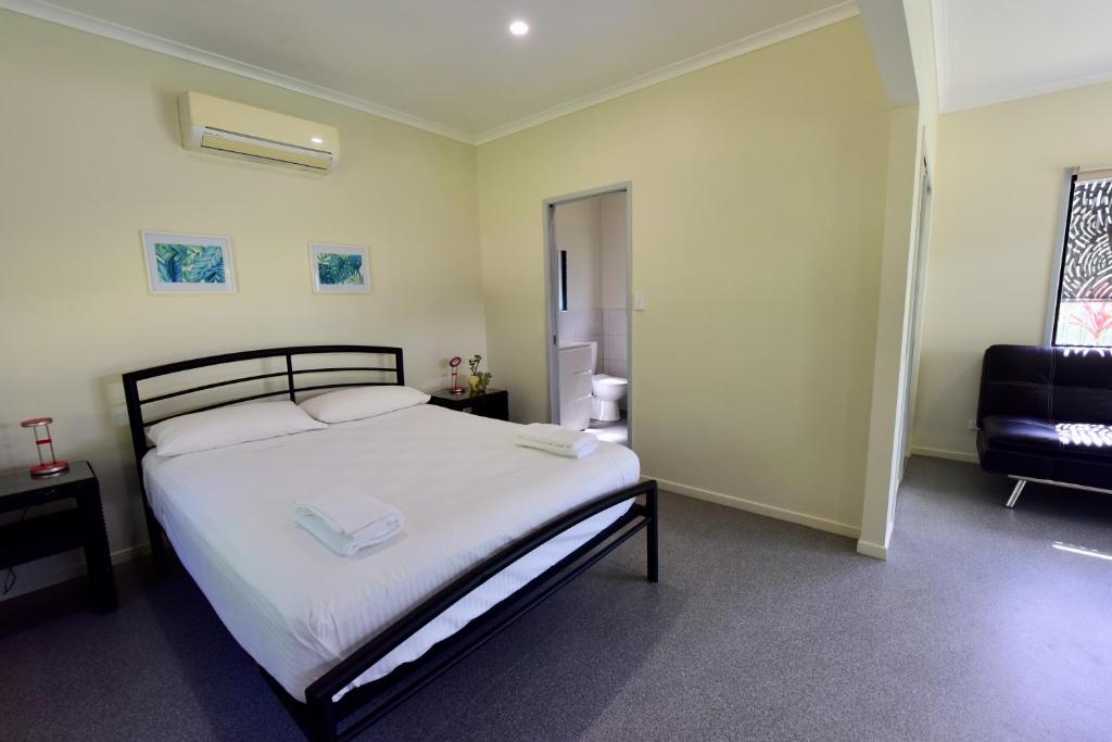 Postel nebo postele na pokoji v ubytování Daintree Peaks ECO Stays