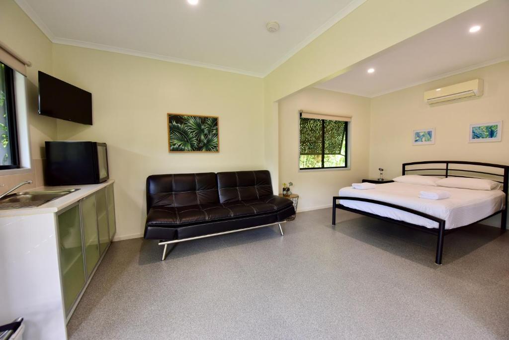 TV a/nebo společenská místnost v ubytování Daintree Peaks ECO Stays