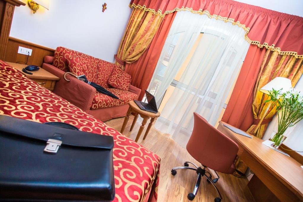 Sartori's Hotel - Business Triple Room