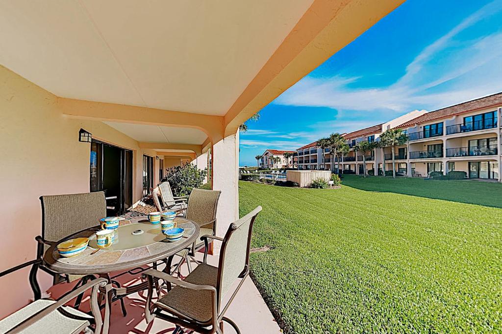 patio con tavolo e sedie su un prato di Patio Condo in Oceanfront Community w/ Pool – Walk to Beach a St. Augustine