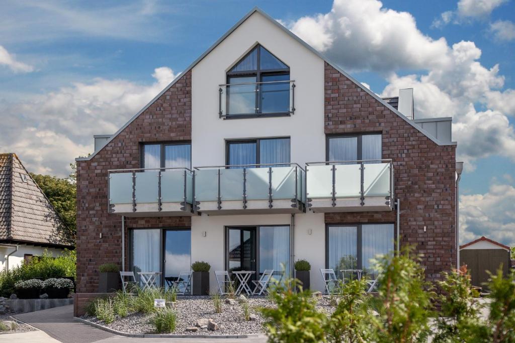 ein Backsteinhaus mit Balkon in der Unterkunft Pension An Bord in Varel