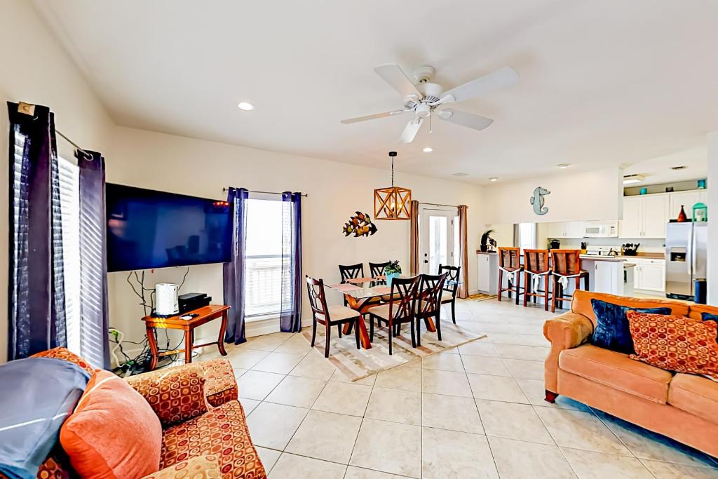 TV a/nebo společenská místnost v ubytování Relax by the Bay