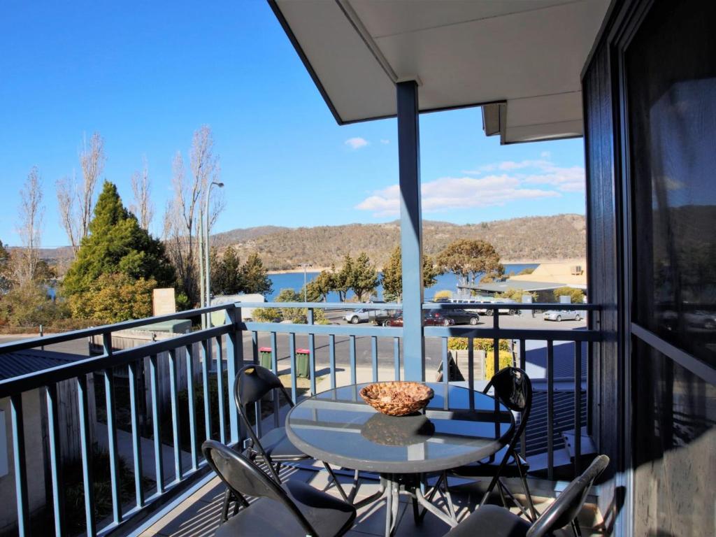 a patio with a table and chairs on a balcony at Silvertrees 5 - Central 3BR Townhouse l Lake Views l Spa l BBQ l WiFi in Jindabyne