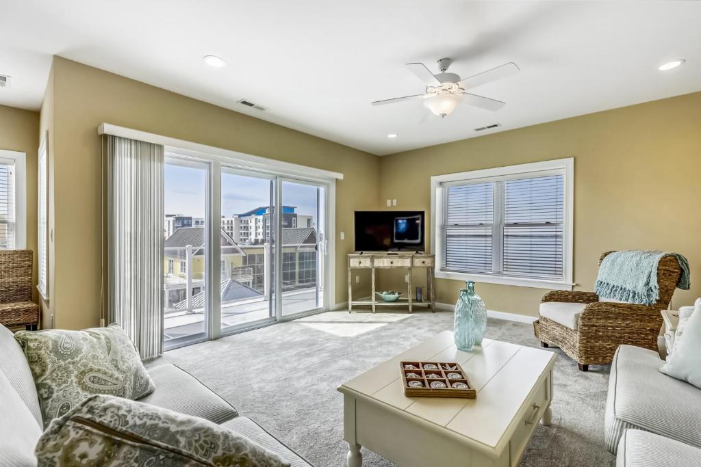 a living room with a couch and a tv at Bella Sun 201a in Ocean City