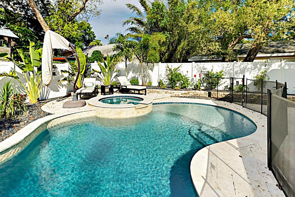 een zwembad in een achtertuin met een zwembad bij Sunshine Palms in Tampa