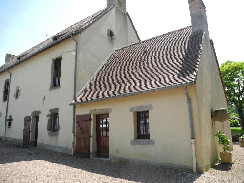 un antiguo edificio blanco con techo marrón en Gîte Livet, 4 pièces, 6 personnes - FR-1-600-128, 