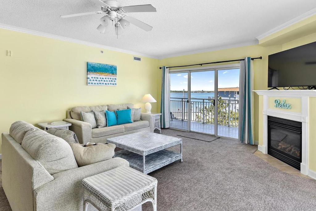 uma sala de estar com um sofá e uma lareira em Bahia Vista II 305 em Ocean City