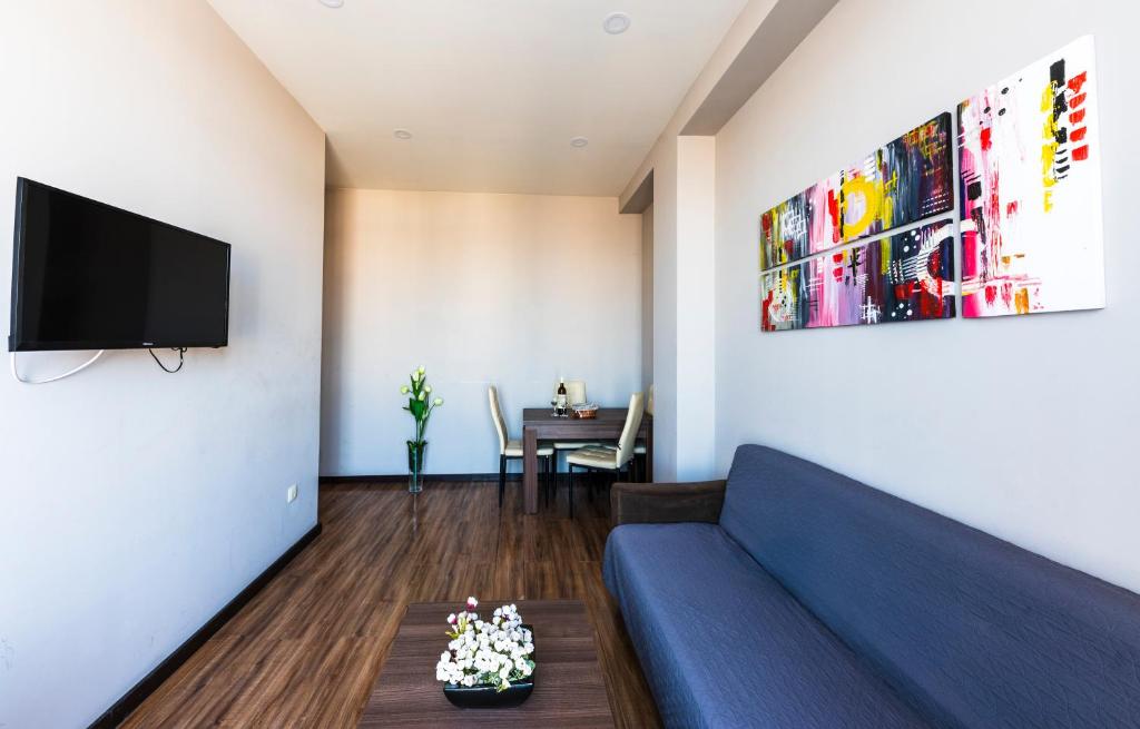 TV a/nebo společenská místnost v ubytování Sani Apart Hotel