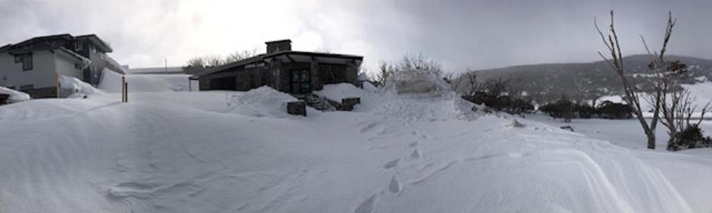 einen Schneehaufen vor einem Haus in der Unterkunft The Lions Lair Lodge in Smiggin Holes