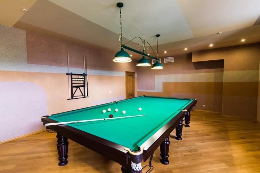 Biliár nebo kulečník v ubytování Koncha-Zaspa Spa Hotel
