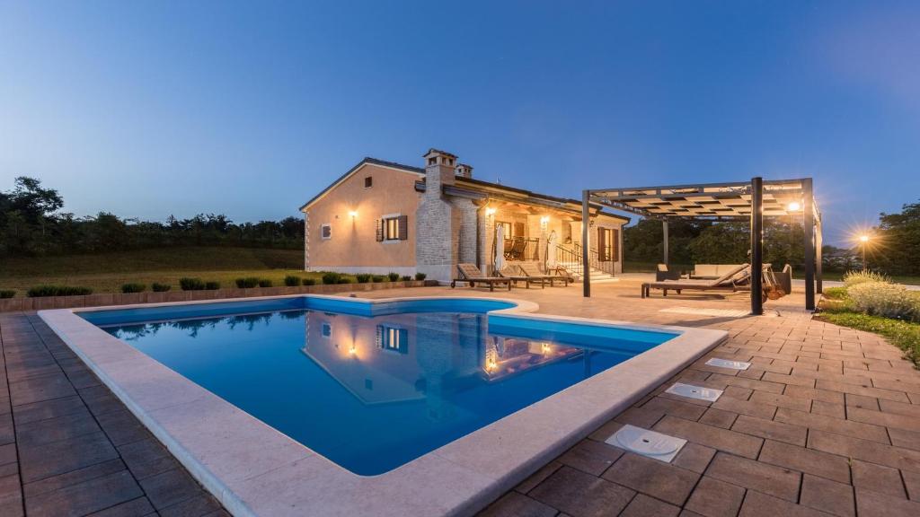 una piscina frente a una casa en Villa Elida by Villas Holiday, en Heki