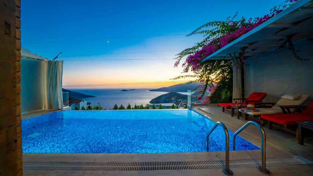 カルカンにあるEco Villa Anemonの海の景色を望むスイミングプール