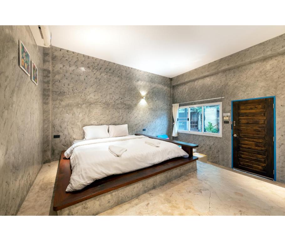 um quarto com uma cama grande num quarto em Mac Garden Resort em Ban Phe