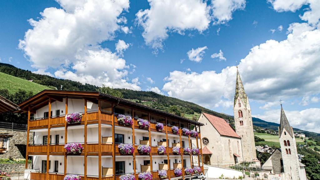 Nespecifikovaný výhled na hory nebo výhled na hory při pohledu z hotelu