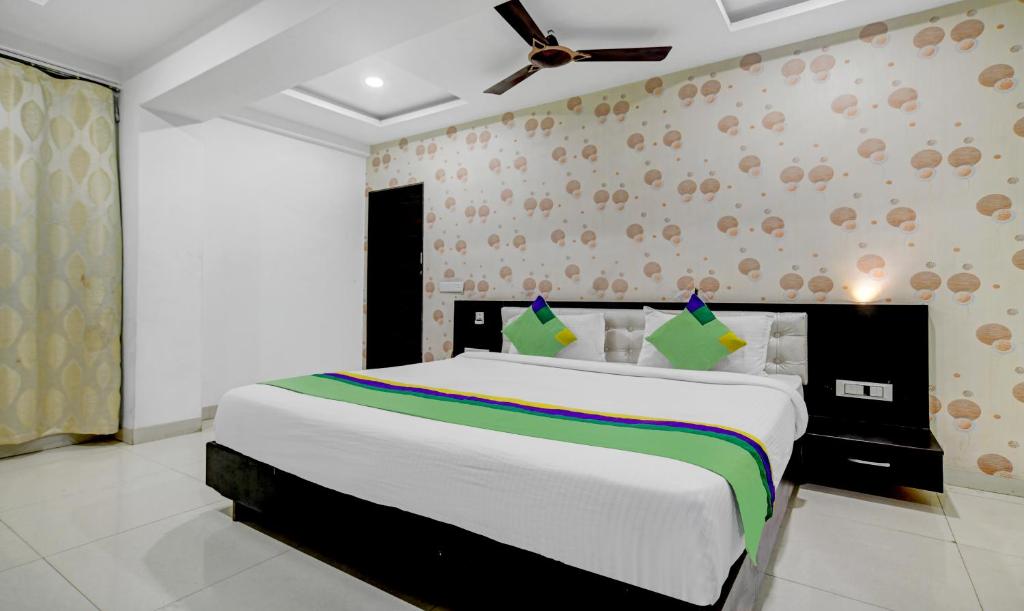 um quarto com uma grande cama branca num quarto em Treebo Trend Choudhary International - Vijay Nagar em Indore