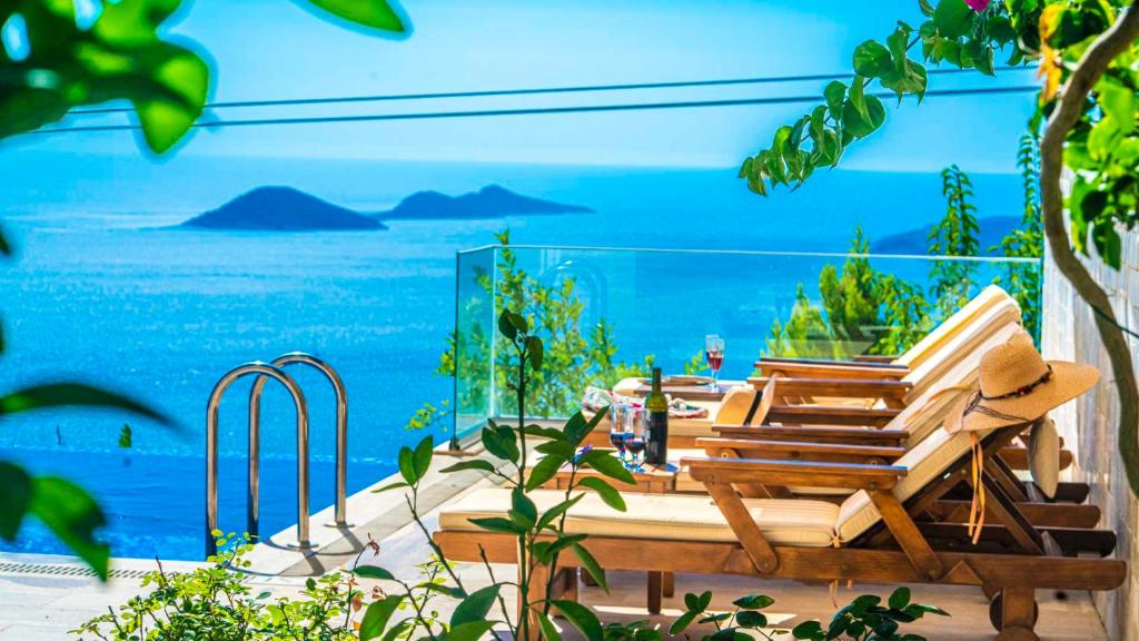 un patio con vistas al océano en Eco Villa Begonvil, en Kalkan