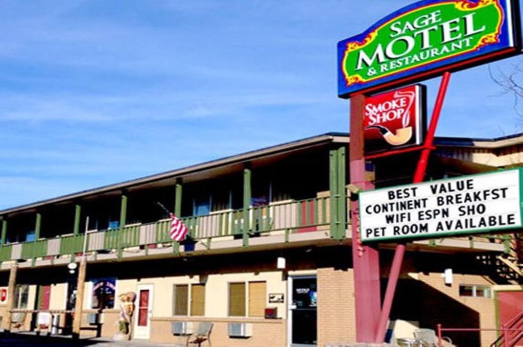un cartel para un motel con un restaurante de comida rápida en Sage Motel, en Vernal